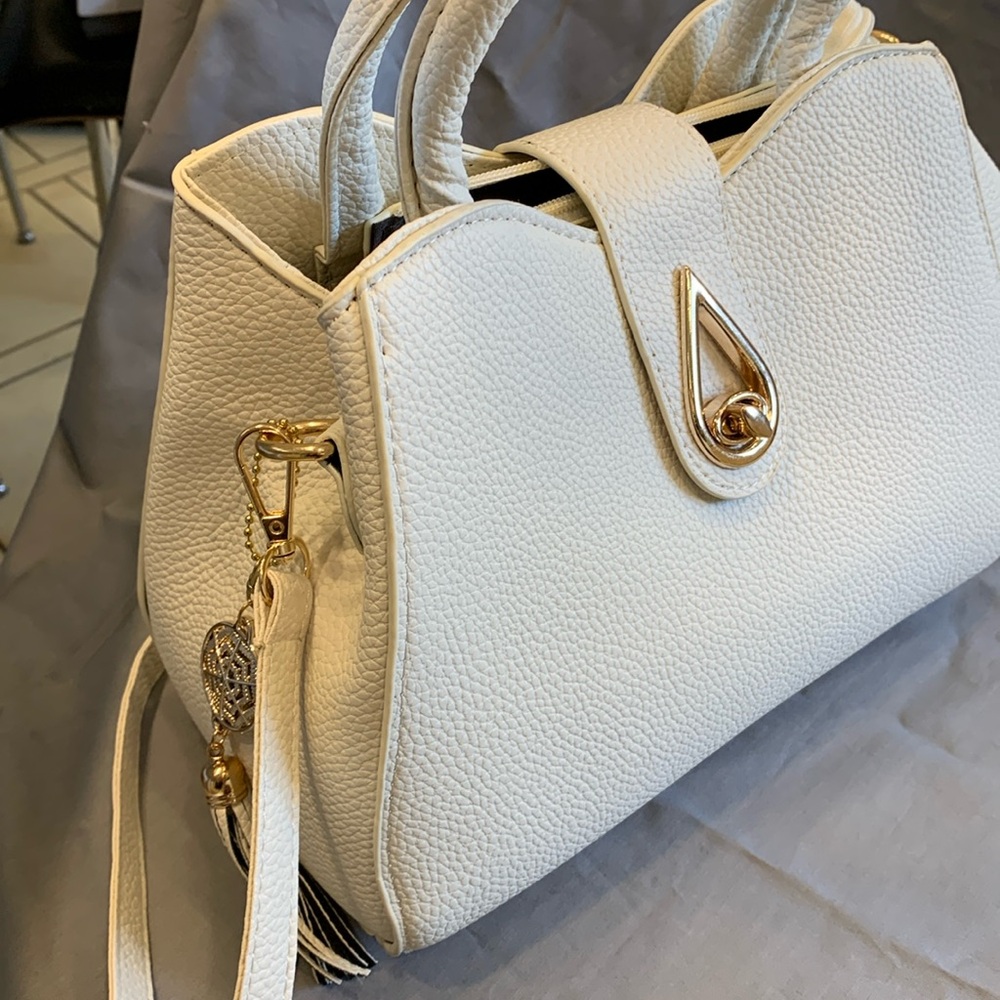 White handbag 9” X 11.5” 3 huge inside pockets+ 1 outside zippered pocked. Roomy